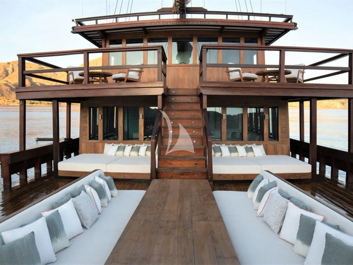 VELA Phinisi 50m - upper deck lounge and alfresco dining area VELA Phinisi 50m - upper deck lounge and alfresco dining area
