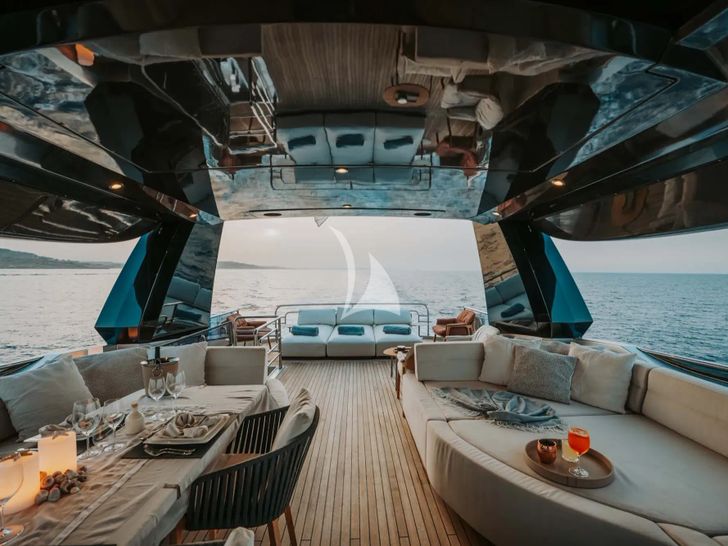 VENUS Monte Carlo MCY86 - flybridge seating and dining area VENUS Monte Carlo MCY86 - flybridge seating and dining area