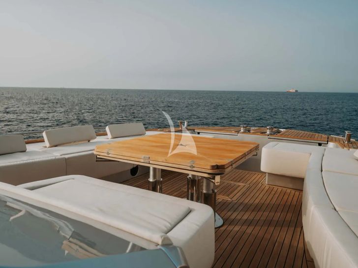 VENUS Monte Carlo MCY86 - foredeck VENUS Monte Carlo MCY86 - foredeck