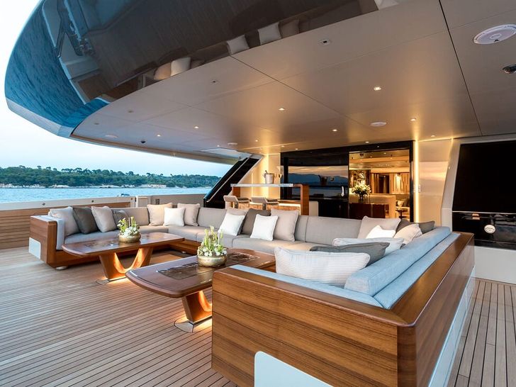 VERTIGE Tankoa 50 - bridge sky deck aft VERTIGE Tankoa 50 - bridge sky deck aft