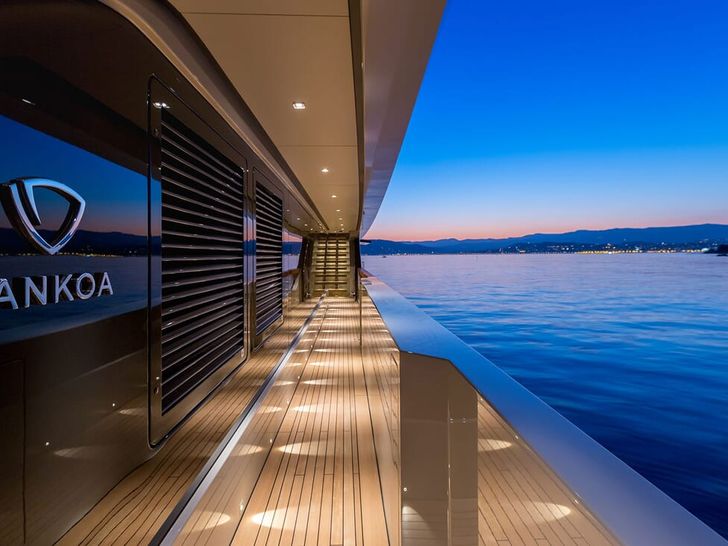 VERTIGE Tankoa 50 - side walkway VERTIGE Tankoa 50 - side walkway