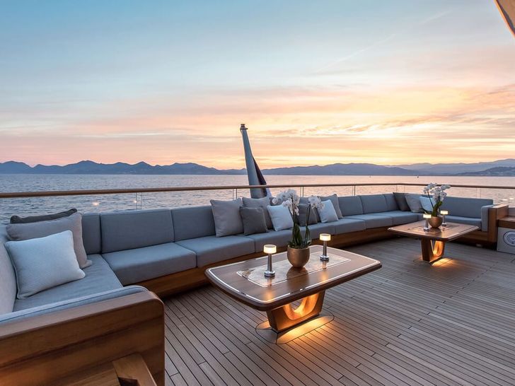 VERTIGE Tankoa 50 - sundeck aft VERTIGE Tankoa 50 - sundeck aft