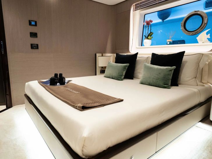 VESTA Azimut Grande 27M - VIP cabin 1 VESTA Azimut Grande 27M - VIP cabin 1