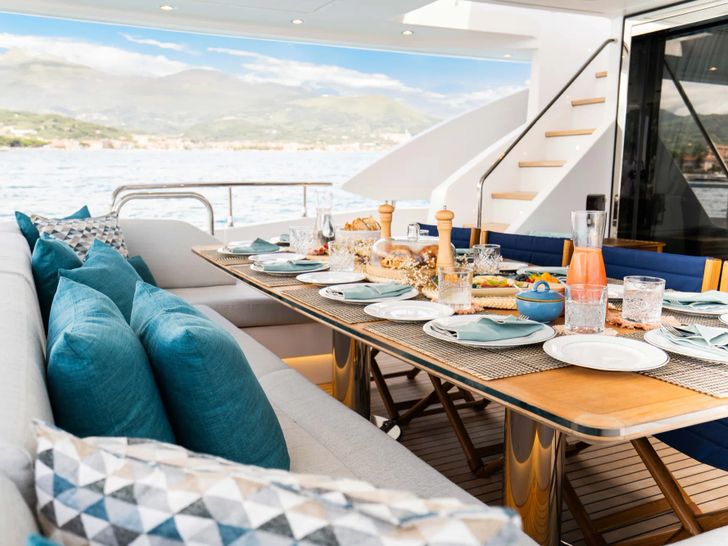 VESTA Azimut Grande 27M - aft alfresco dining VESTA Azimut Grande 27M - aft alfresco dining