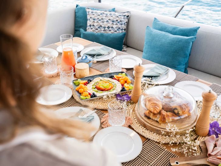 VESTA Azimut Grande 27M - alfresco breakfast VESTA Azimut Grande 27M - alfresco breakfast