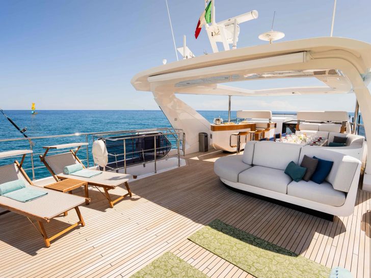 VESTA Azimut Grande 27M - sundeck VESTA Azimut Grande 27M - sundeck