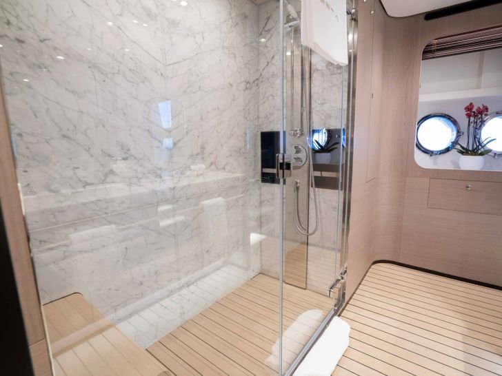 VESTA Azimut Grande 27M - master cabin shower VESTA Azimut Grande 27M - master cabin shower