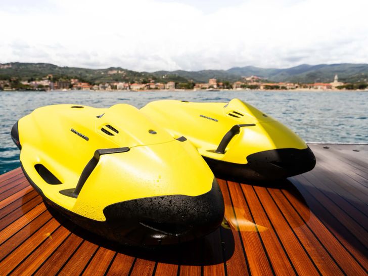 VESTA Azimut Grande 27M - sea bobs on the swim platform VESTA Azimut Grande 27M - sea bobs on the swim platform