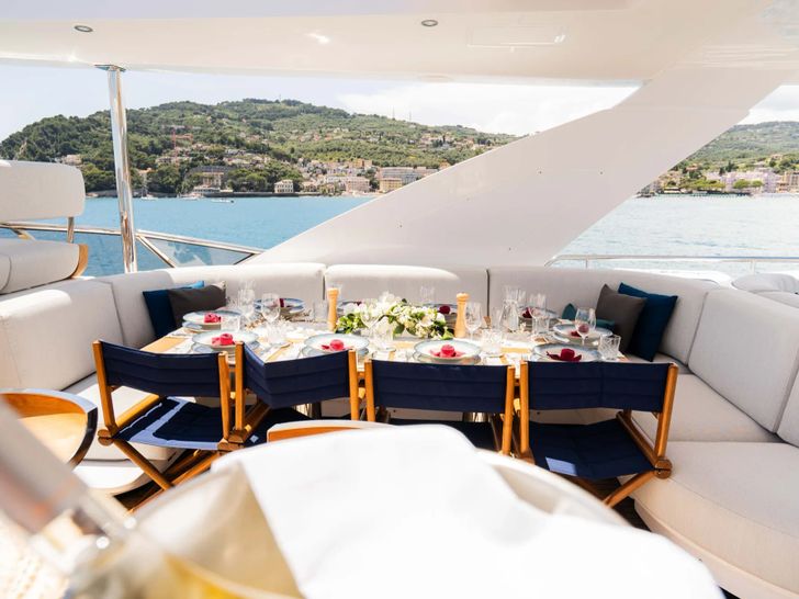 VESTA Azimut Grande 27M - sundeck VESTA Azimut Grande 27M - sundeck
