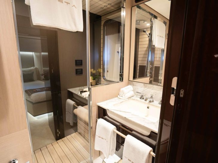 VESTA Azimut Grande 27M - twin cabin 1 bathroom VESTA Azimut Grande 27M - twin cabin 1 bathroom