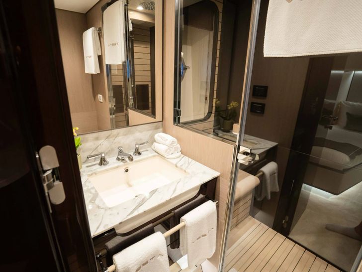 VESTA Azimut Grande 27M - twin cabin 2 bathroom VESTA Azimut Grande 27M - twin cabin 2 bathroom