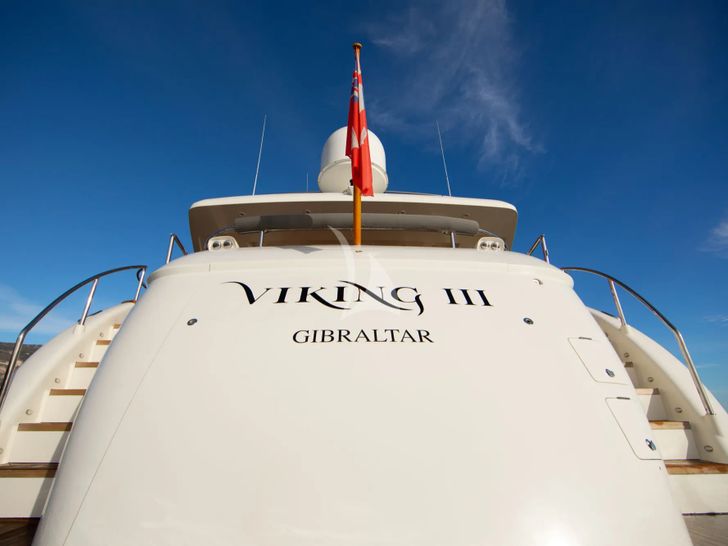 VIKING III Dixon 35m - aft deck boarding access VIKING III Dixon 35m - aft deck boarding access