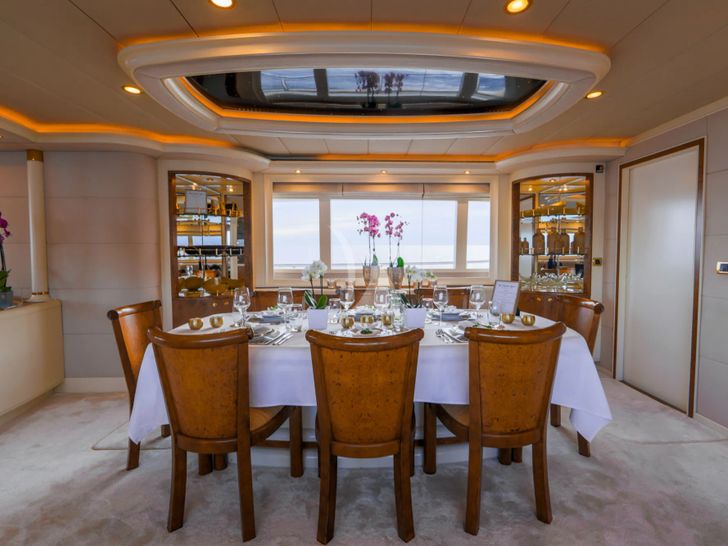 VIKING III Dixon 35m - dining area VIKING III Dixon 35m - dining area