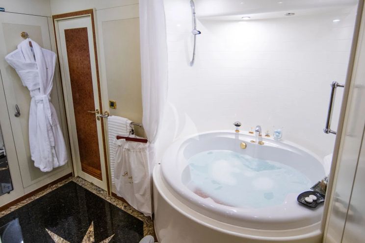 Charter Yacht VIKING III - Leight Notika 35m - 5 Cabins - Golfe Juan - Cannes - Nice - Antibes - St Tropez - French Riviera - Monaco