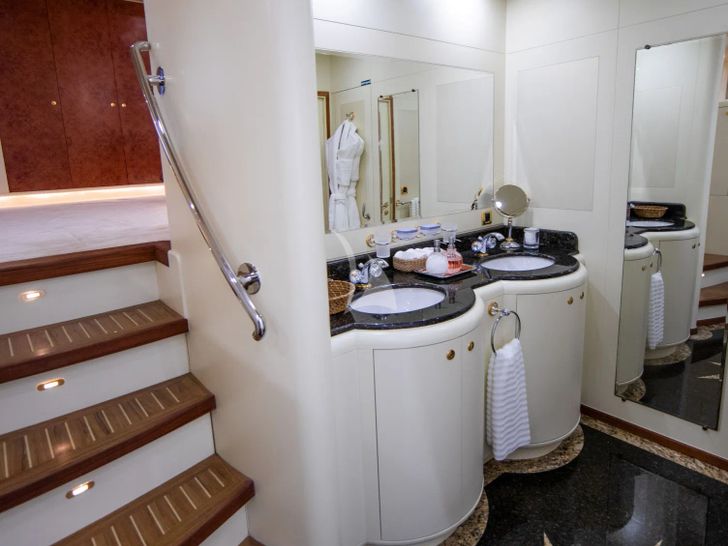 VIKING III Dixon 35m - master cabin 2 bathroom VIKING III Dixon 35m - master cabin 2 bathroom