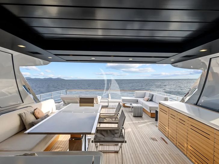 VINCI II Sanlorenzo SX88 - flybridge dining area VINCI II Sanlorenzo SX88 - flybridge dining area