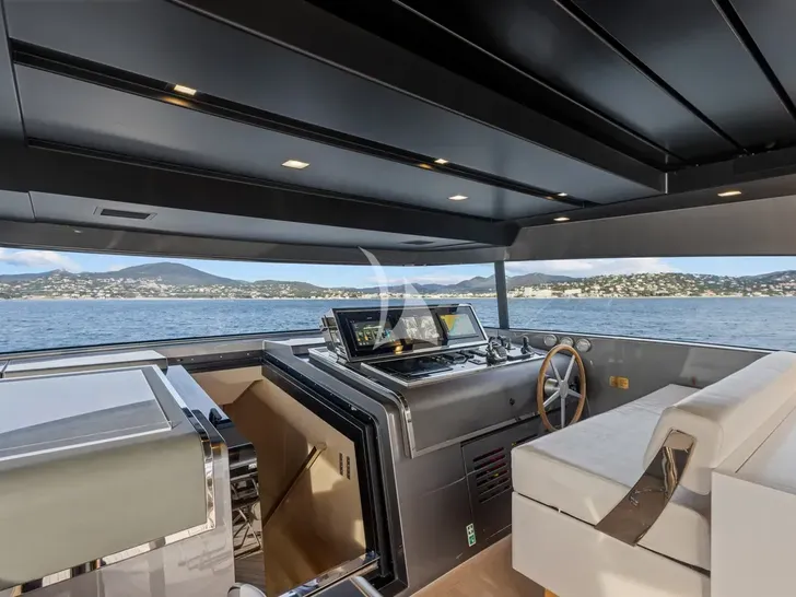 VINCI II Sanlorenzo SX88 - flybridge helm VINCI II Sanlorenzo SX88 - flybridge helm
