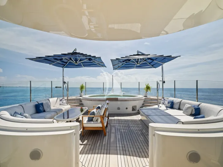 VISION Benetti 60m - sun deck lounge and jacuzzi VISION Benetti 60m - sun deck lounge and jacuzzi