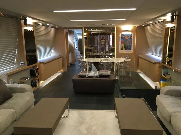 VISIONARIA Amer 94 - saloon seating and dining area VISIONARIA Amer 94 - saloon seating and dining area