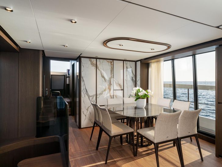 VITTORIA Main Salon Forward VITTORIA Main Salon Forward