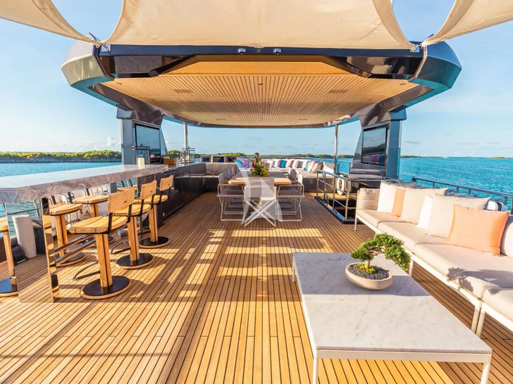 VIVACE Alpha Spritz 102 - flybridge VIVACE Alpha Spritz 102 - flybridge