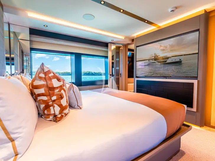 VIVACE Alpha Spritz 102 - master cabin bed and TV VIVACE Alpha Spritz 102 - master cabin bed and TV