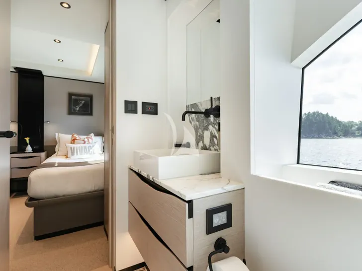 VIVACE Alpha Spritz 102 - twin cabin 1 bathroom VIVACE Alpha Spritz 102 - twin cabin 1 bathroom