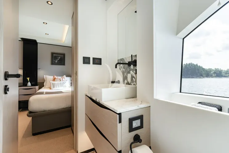 Charter Yacht VIVACE - Alpha Spritz 102 - 5 Cabins - Nassau - Exumas - Staniel Cay - Bahamas