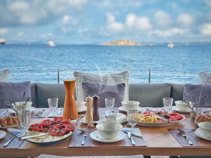 VIVA LA VIDA Sunreef 80 - alfresco dining set up VIVA LA VIDA Sunreef 80 - alfresco dining set up