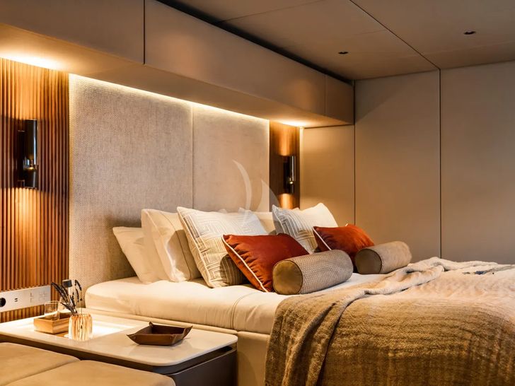 VIVA LA VIDA Sunreef 80 - master cabin bed VIVA LA VIDA Sunreef 80 - master cabin bed