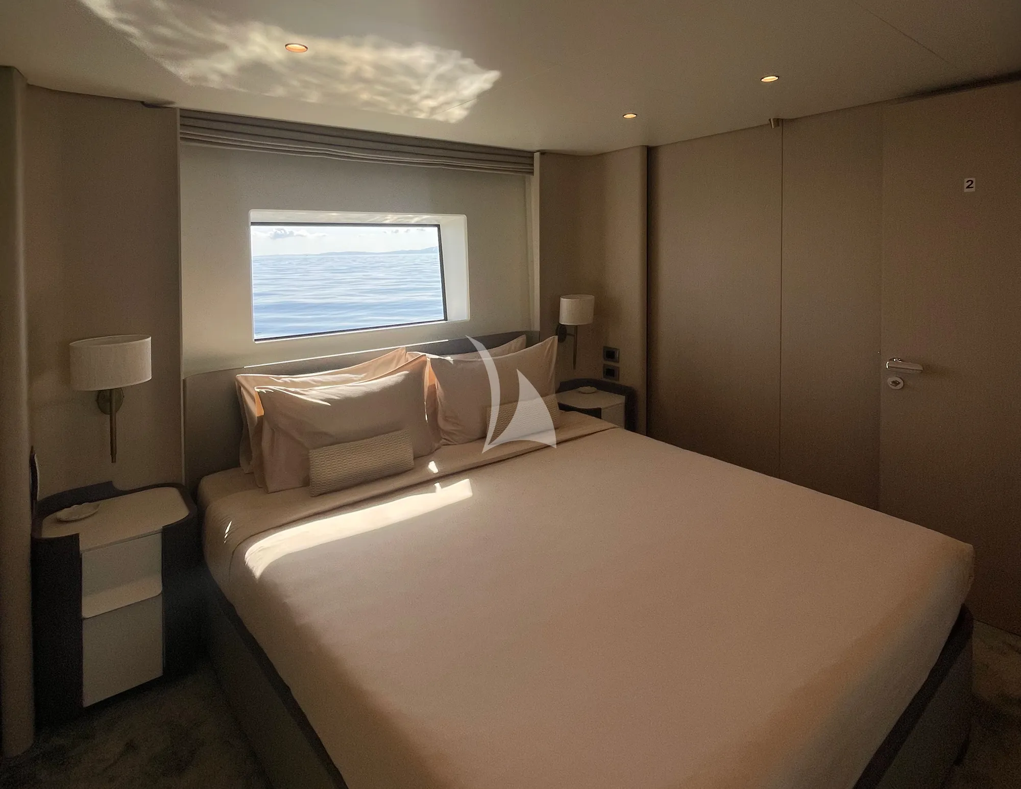 VOLANTE Azimut Grande 32M - VIP cabin 1