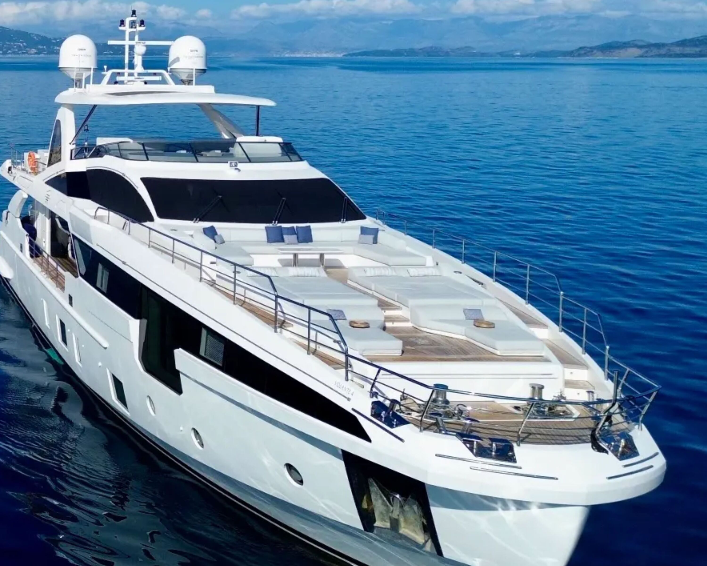 VOLANTE Azimut Grande 32M - foredeck shot