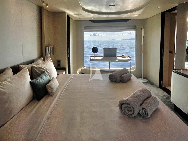 VOLANTE Azimut Grande 32M - master cabin bed and vanity area VOLANTE Azimut Grande 32M - master cabin bed and vanity area