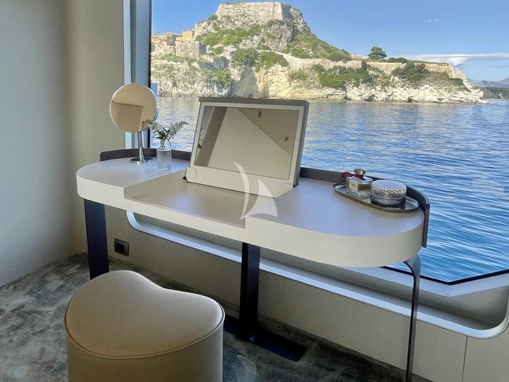 VOLANTE Azimut Grande 32M - master cabin cabin vanity VOLANTE Azimut Grande 32M - master cabin cabin vanity