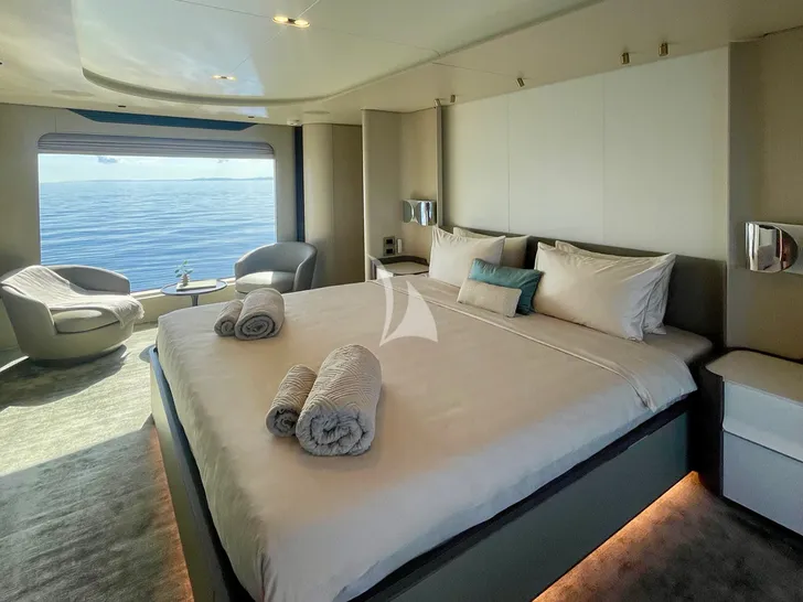 VOLANTE Azimut Grande 32M - master cabin VOLANTE Azimut Grande 32M - master cabin