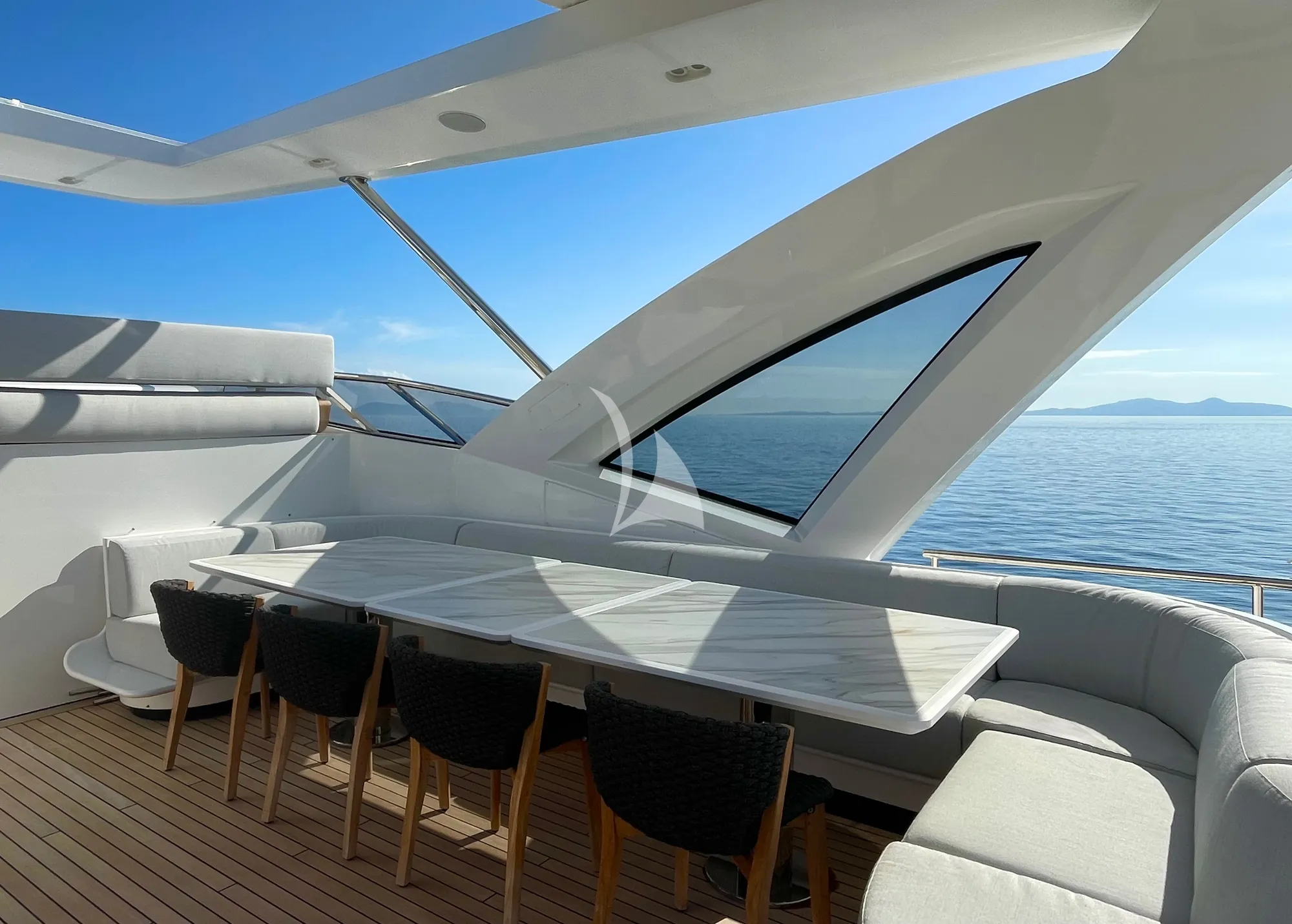 VOLANTE Azimut Grande 32M - sundeck alfresco dining area