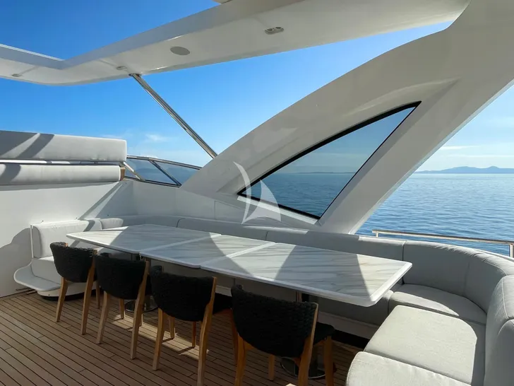 VOLANTE Azimut Grande 32M - sundeck alfresco dining area VOLANTE Azimut Grande 32M - sundeck alfresco dining area