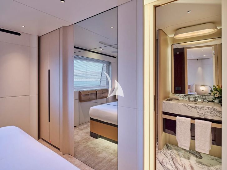 VOLO MARE Azimut Grande Trideck 38m - VIP cabin 1 bathroom VOLO MARE Azimut Grande Trideck 38m - VIP cabin 1 bathroom
