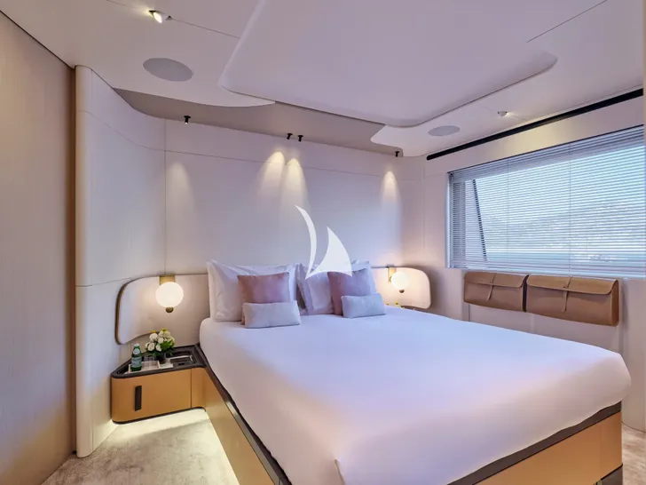 VOLO MARE Azimut Grande Trideck 38m - VIP cabin 1 wide shot VOLO MARE Azimut Grande Trideck 38m - VIP cabin 1 wide shot