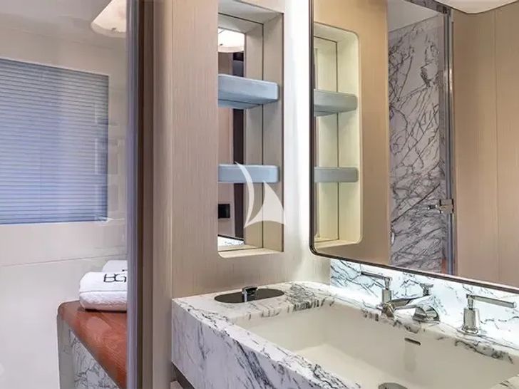 VOLO MARE Azimut Grande Trideck - VIP cabin 3 bathroom VOLO MARE Azimut Grande Trideck - VIP cabin 3 bathroom
