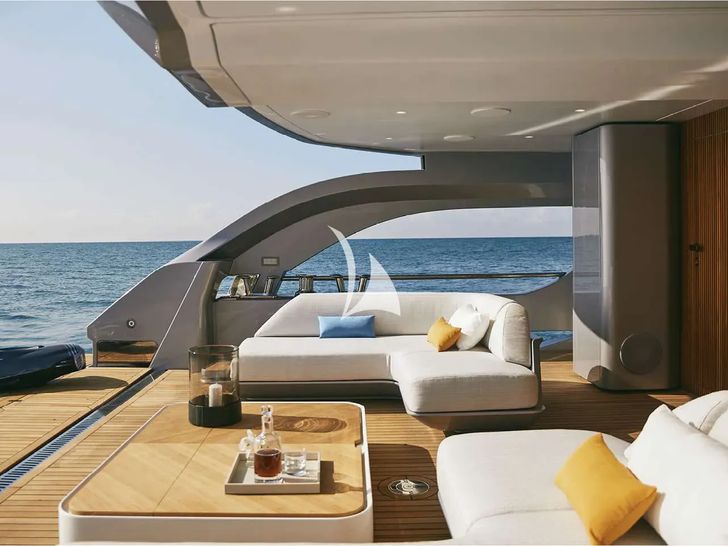 VOLO MARE Azimut Grande Trideck - beach club lounge VOLO MARE Azimut Grande Trideck - beach club lounge