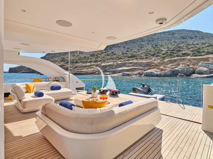 VOLO MARE Azimut Grande Trideck 38m - beach club VOLO MARE Azimut Grande Trideck 38m - beach club