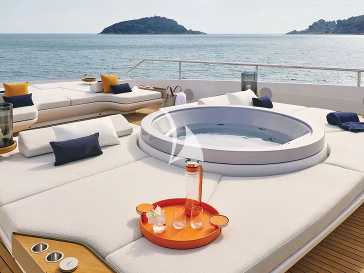 VOLO MARE Azimut Grande Trideck - foredeck jacuzzi VOLO MARE Azimut Grande Trideck - foredeck jacuzzi