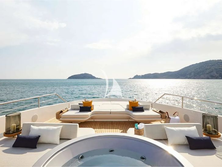 VOLO MARE Azimut Grande Trideck - foredeck VOLO MARE Azimut Grande Trideck - foredeck