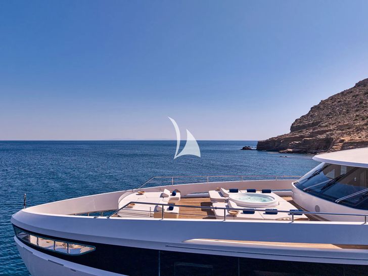 VOLO MARE Azimut Grande Trideck 38m - foredeck VOLO MARE Azimut Grande Trideck 38m - foredeck