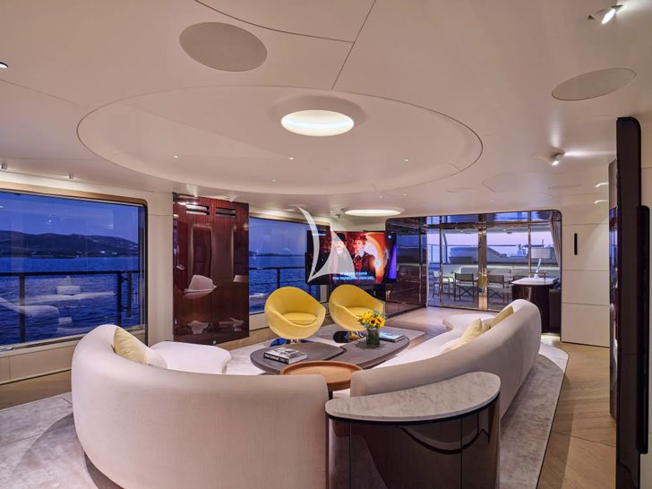 VOLO MARE Azimut Grande Trideck 38m - main saloon with TV VOLO MARE Azimut Grande Trideck 38m - main saloon with TV