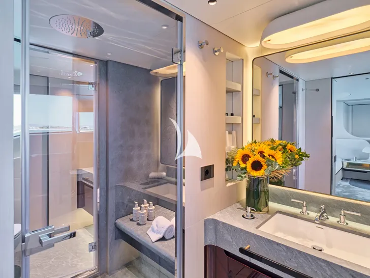 VOLO MARE Azimut Grande Trideck 38m - master cabin bathroom VOLO MARE Azimut Grande Trideck 38m - master cabin bathroom