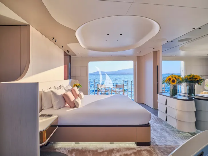 VOLO MARE Azimut Grande Trideck 38m - master cabin bed and balcony VOLO MARE Azimut Grande Trideck 38m - master cabin bed and balcony