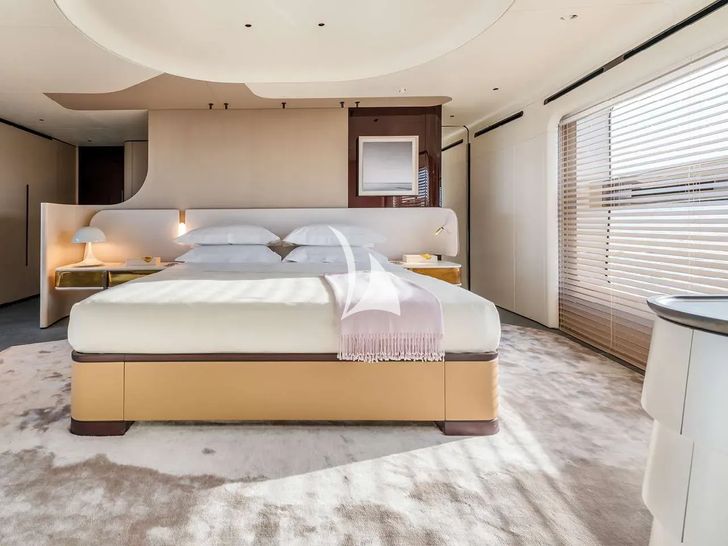 VOLO MARE Azimut Grande Trideck - master cabin bed VOLO MARE Azimut Grande Trideck - master cabin bed