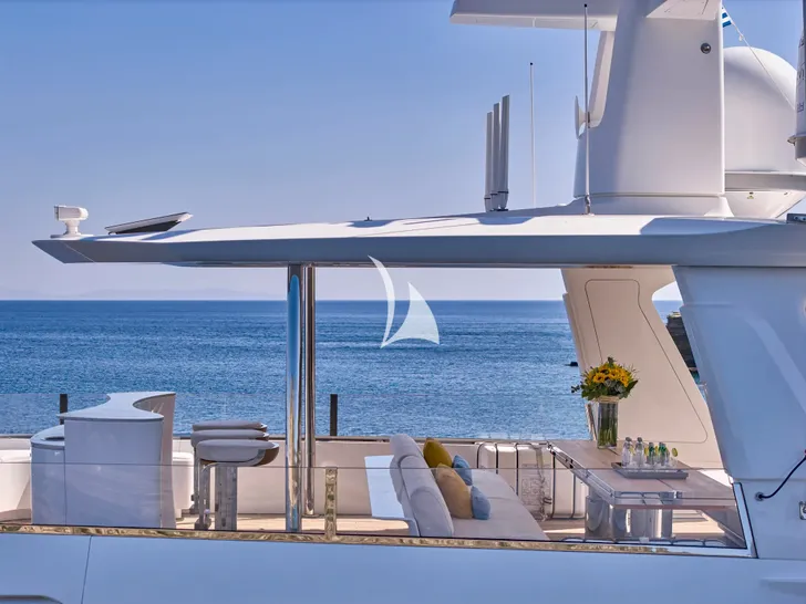 VOLO MARE Azimut Grande Trideck 38m - sundeck dining and bar area VOLO MARE Azimut Grande Trideck 38m - sundeck dining and bar area